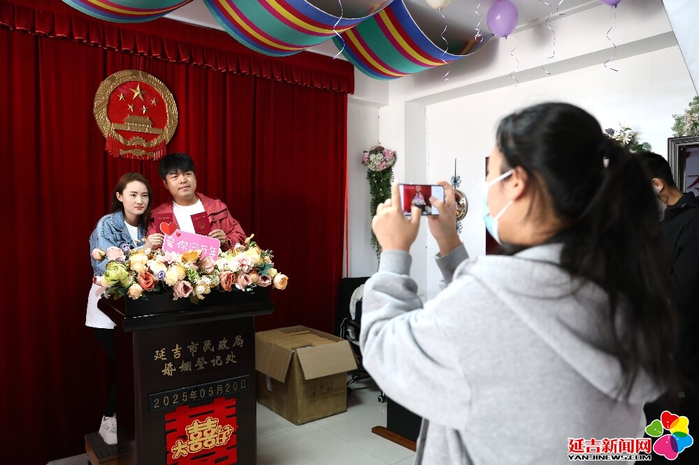 “520”延吉迎婚姻登記高峰 75對(duì)新人領(lǐng)證開(kāi)啟幸福生活